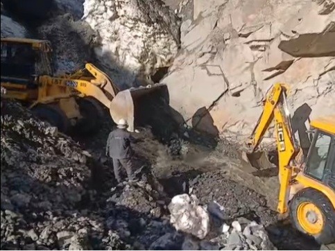 पांगी-उदयपुर सड़क पर फ्लैश फ्लड के बाद मलबे को हटाते हुए बीआरओ की टीम