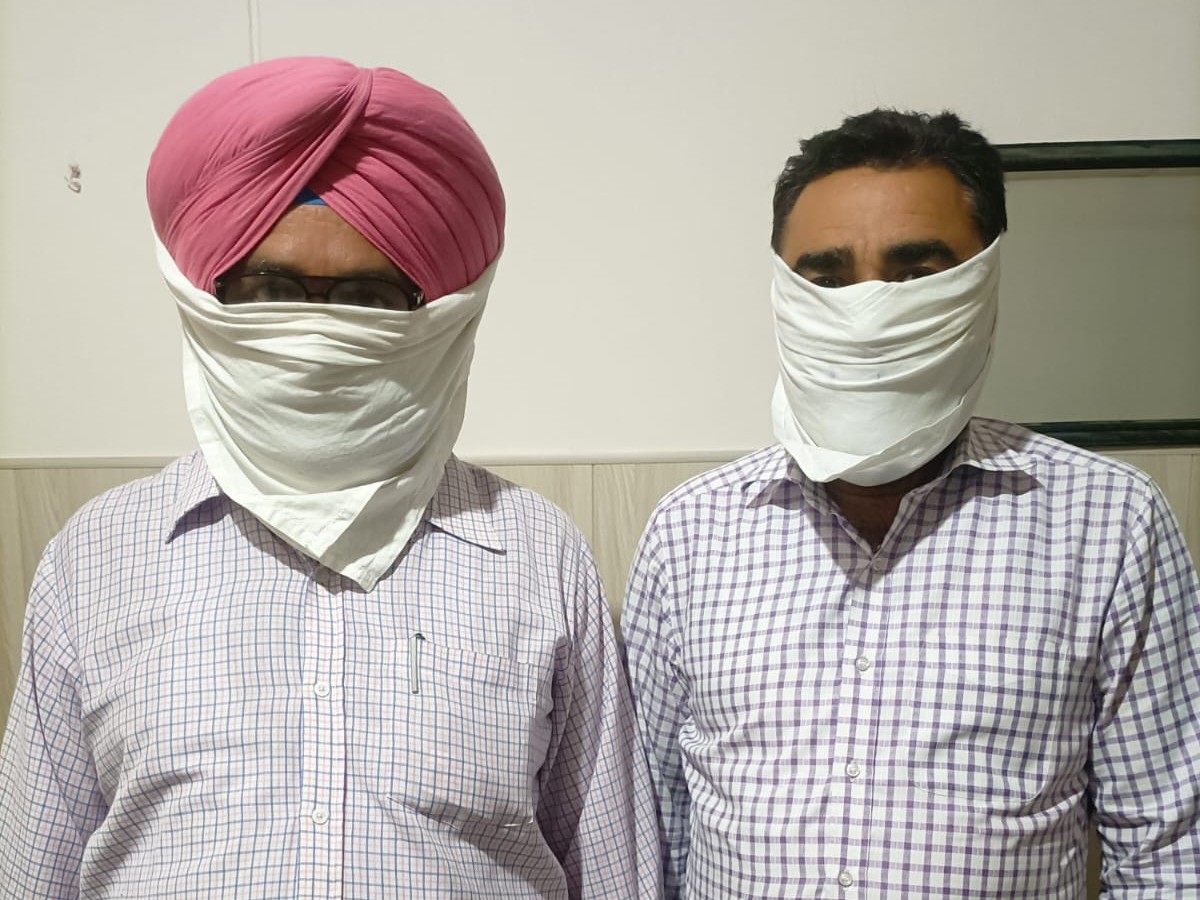 पुलिस की गिरफ्त में आरोपी पटवारी मंदिर सिंह और फील्ड कानूनगो गुरचरण सिंह। - Dainik Bhaskar