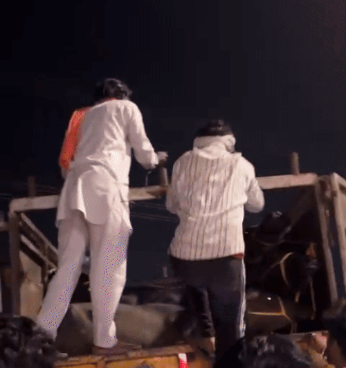 ਮੱਝਾਂ ਨਾਲ ਭਰੇ ਇੱਕ ਟਰੱਕ ਪੁਲਿਸ ਬਲਾਕ 'ਤੇ ਫੜਿਆ ਗਿਆ ਸੀ.