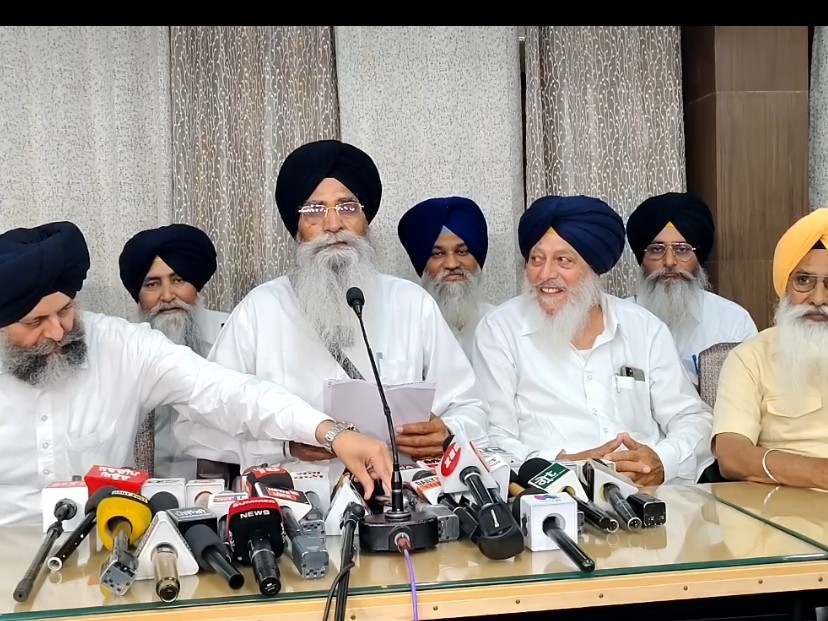 प्रेसवार्ता में जानकारी देते हुए कमेटी अध्यक्ष हरजिंदर सिंह धामी व अन्य। - Dainik Bhaskar