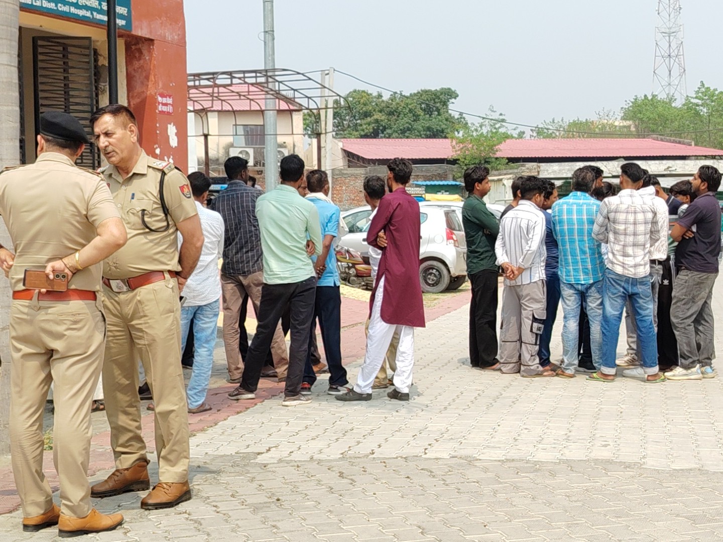 अस्पताल में पोस्टमॉर्टम के दौरान मौजूद परिजन व पुलिस।