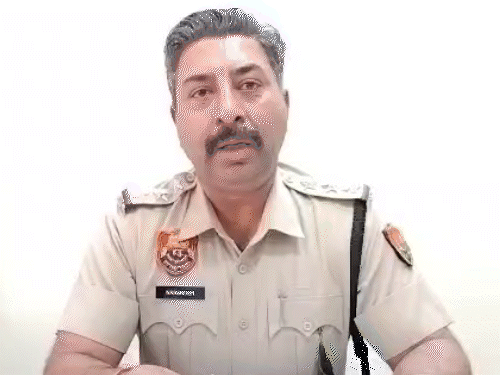 ਸੂਈ ਨਰਿੰਦਰ ਨੂੰ ਕੇਸ ਬਾਰੇ ਜਾਣਕਾਰੀ ਦਿੰਦੇ ਹਨ.