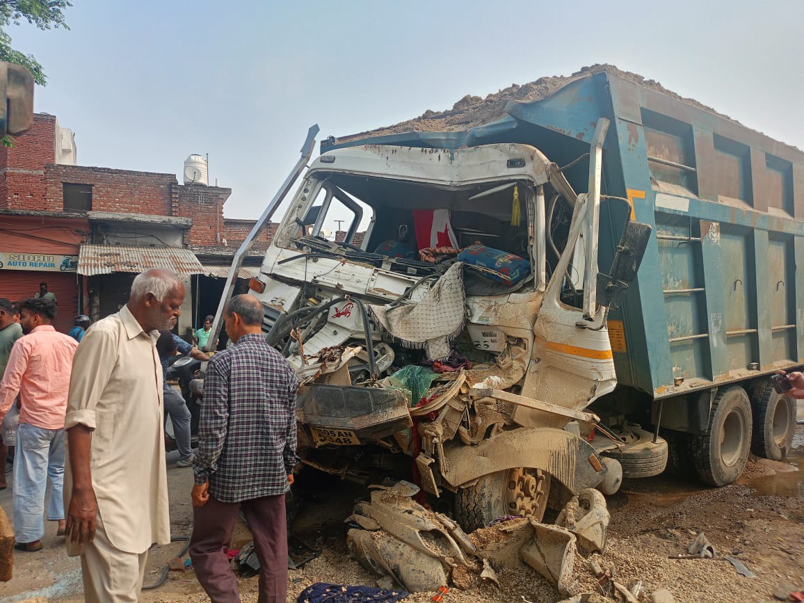 हादसे के बाद क्षतिग्रस्त ट्रक।