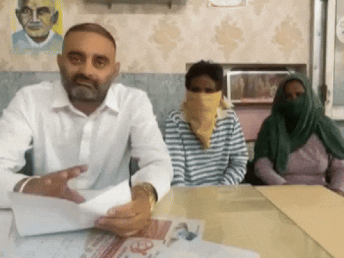 किडनैप की गई लड़की के बारे में जानकारी देता हुआ फिल्लौर का व्यक्ति। - Dainik Bhaskar