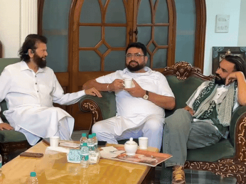 हंस राज हंस के घर पहुंचे बब्बू मान बातचीत करते हुए। - Dainik Bhaskar