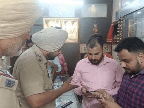 जीरकपुर पुलिस की टीम मौके पर पहुंचकर जांच करते हुए।