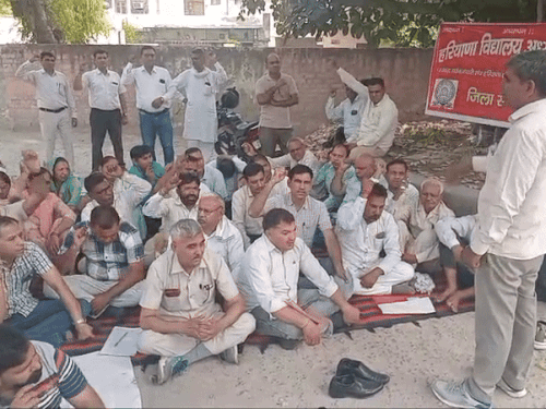 ਟੀਚਰਸ ਡਾਇਰੀ ਦੇ ਖਿਲਾਫ ਨਾਅਰੇਬਾਜ਼ੀ ਕਰਨ ਵਾਲੇ ਅਧਿਆਪਕ.