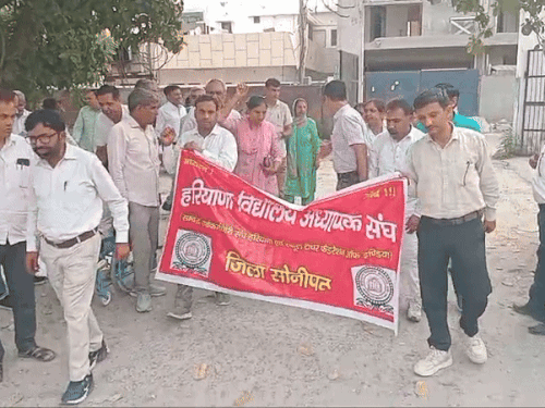 ਅਧਿਆਪਕ ਜੇਬੀਟੀ ਦੇ ਅਧਿਆਪਕਾਂ ਦੇ ਤਬਾਦਲੇ ਵਿੱਚ ਦੇਰੀ ਵਿੱਚ ਨਾਰਾਜ਼ਗੀ ਜ਼ਾਹਰ ਕਰਨ ਵਾਲੇ ਅਧਿਆਪਕ.