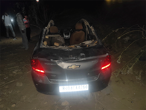 अनाज व्यापारी पारसमल धारीवाल अपने बेटे व पोते के साथ कार में सवार होकर रामजी की गोल से बाड़मेर आ रहे थे।