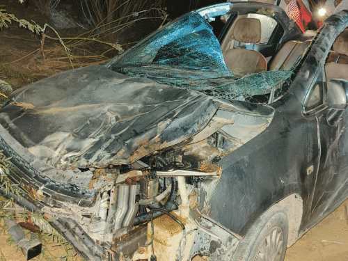 नेशनल हाईवे 68 पर बाछड़ाऊ से निकलते ही एक ऊंट हाईवे क्रॉस कर रहा था, जो कार से टकरा गया।