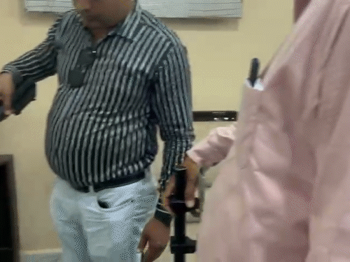 धमकी भरा मेल आने के बाद कलेक्ट्रेट में जांच करती हुई बीडीएस की टीम।