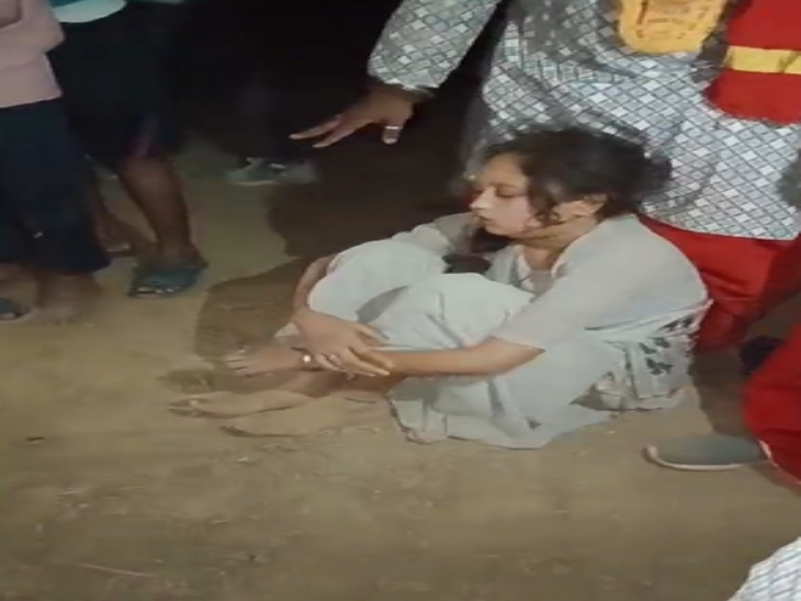 चार-पांच पुजारी पीपल पेड़ के नीचे एक लड़की को बैठाकर पूजा-पाठ कर रहे थे।