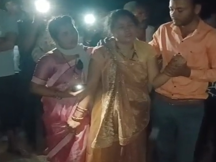 श्मशान घाट में लड़की के साथ पहुंची थी महिलाएं।