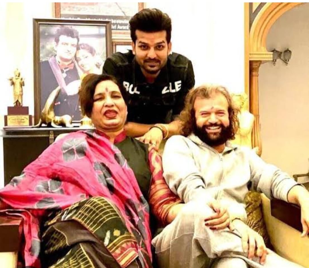 हंसराज हंस के साथ उनकी पत्नी रेशम कौर और बेटे युवराज सिंह।