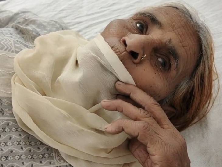  पीड़िता धर्मो बाई जानकरी देते हुए। - Dainik Bhaskar