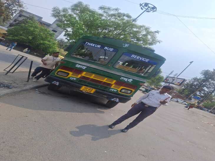 अवैध पार्किंग के खिलाफ ट्रैफिक पुलिस का अभियान