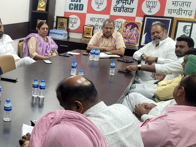 चंडीगढ़ सेक्टर-33 स्थित भाजपा कार्यालय में प्रदेशाध्यक्ष जतिंदरपाल मल्होत्रा की अध्यक्षता में हुई मीटिंग। - Dainik Bhaskar
