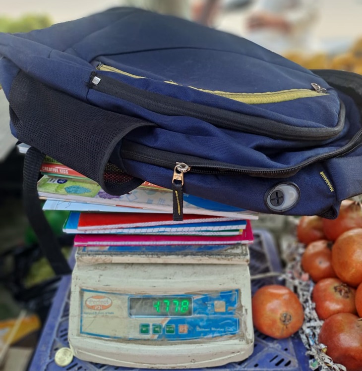 ਹਿਸਾਰ ਵਿੱਚ, ਪਹਿਲੀ ਜਮਾਤ ਦੇ ਬੈਗ ਦਾ ਭਾਰ 4 ਕਿਲੋ 778 ਗ੍ਰਾਮ ਬਣ ਗਿਆ, ਜਦੋਂ ਕਿ ਬੈਗ ਦਾ ਭਾਰ ਇੱਕ ਅਤੇ ਅੱਧੇ ਕਿੱਲੋ ਹੋਣਾ ਚਾਹੀਦਾ ਹੈ.