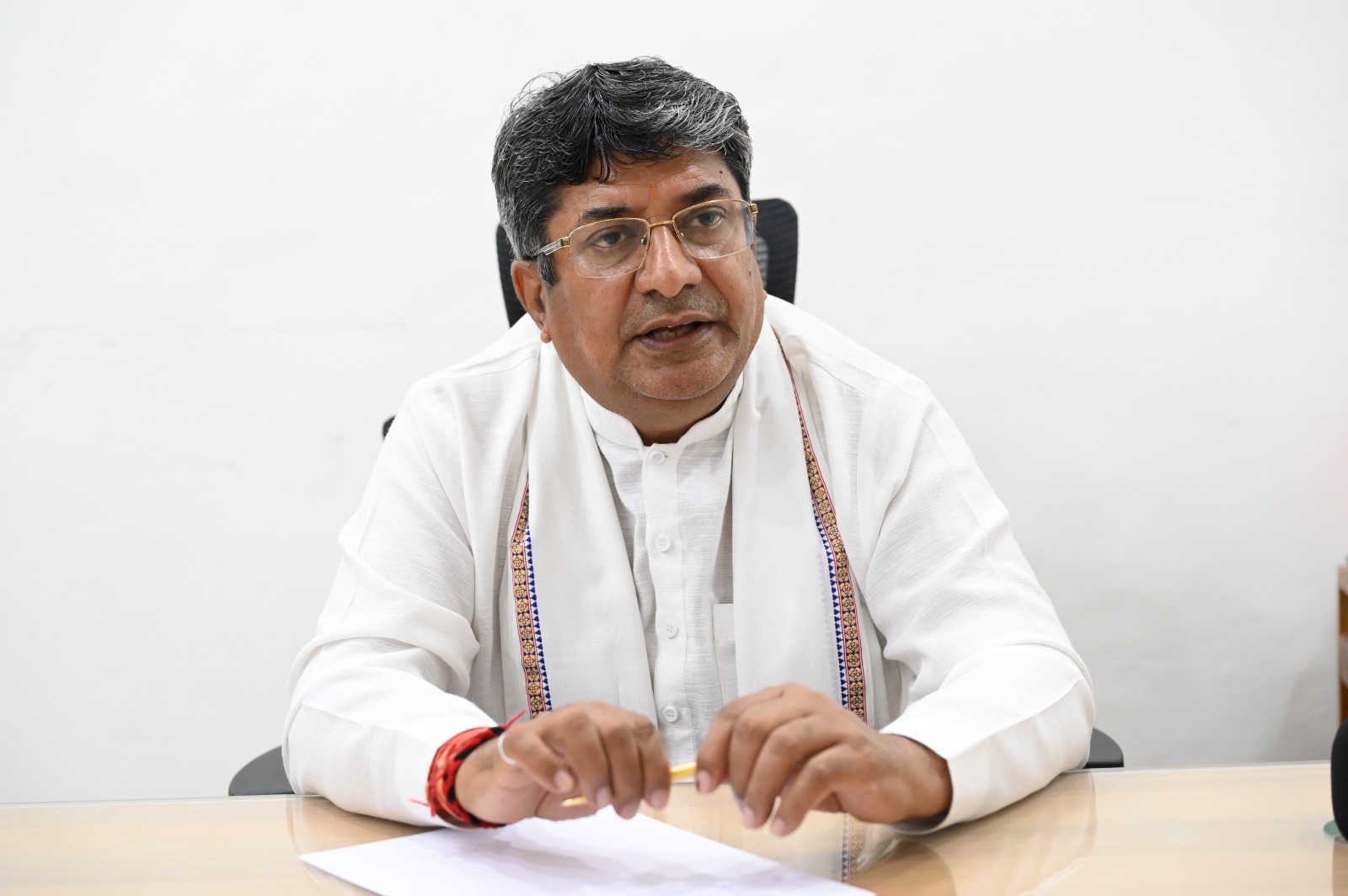 हिसार नगर निगम में बातचीत करते मेयर प्रवीण पोपली।