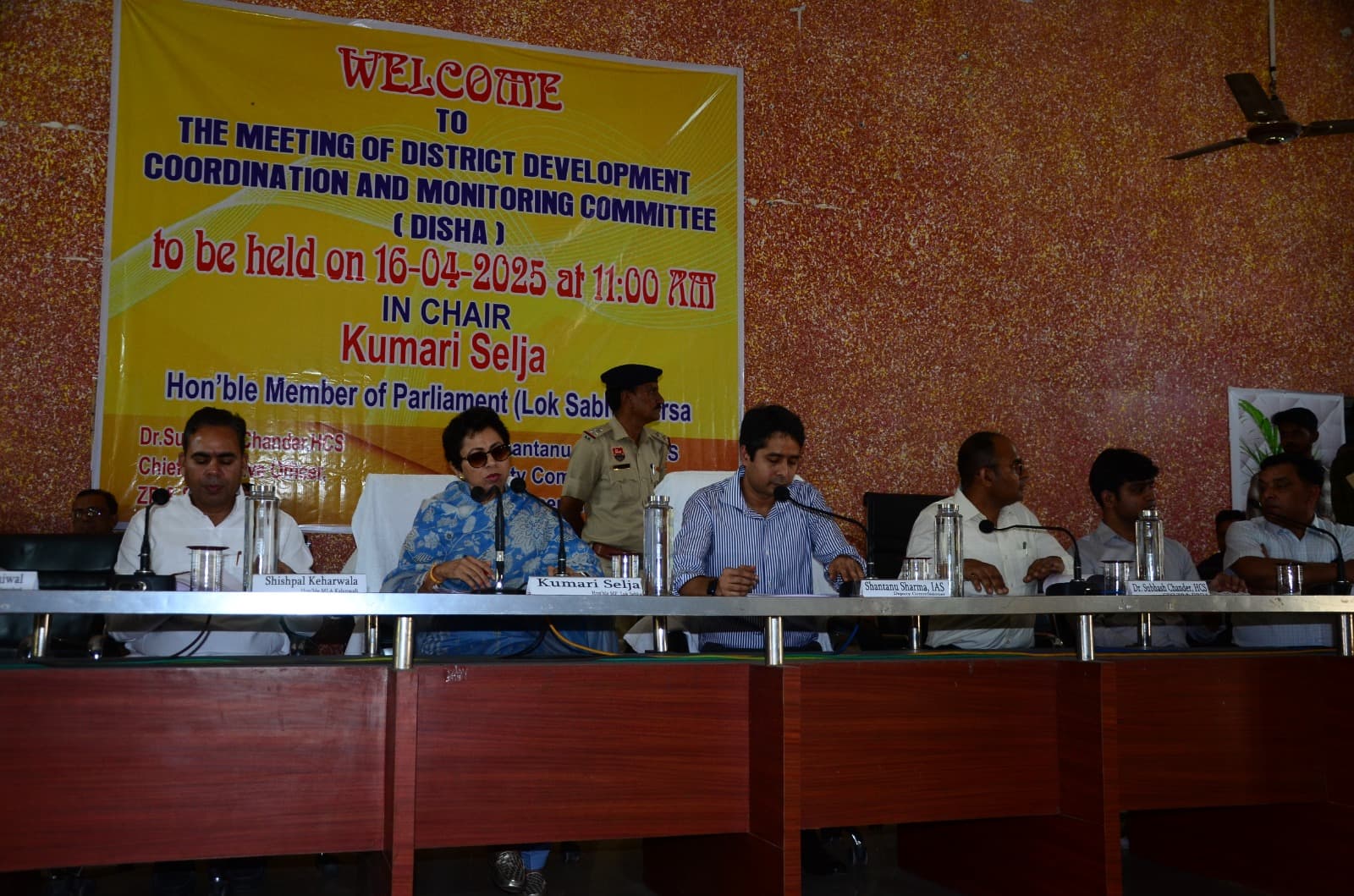 सिरसा में पंचायत भवन में आयोजित कष्ट निवारण समिति (दिशा) की बैठक में सिरसा की सांसद कुमारी सैलजा और प्रशासनिक अधिकारी।