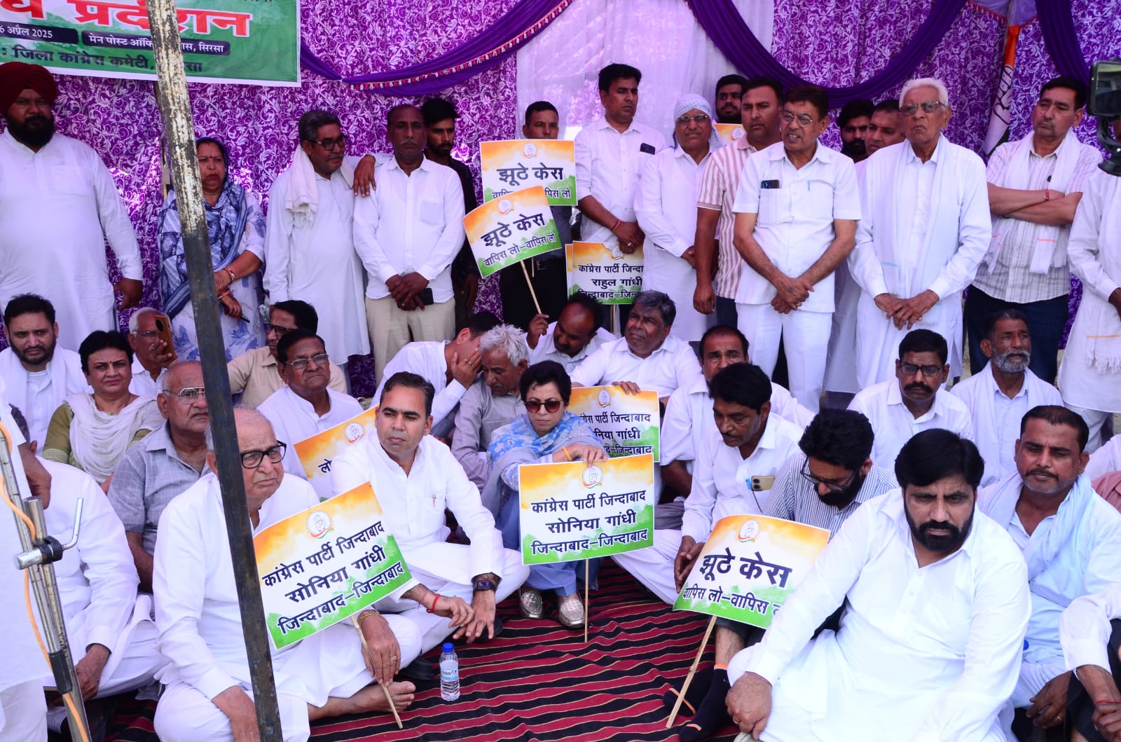 राहुल-सोनिया गांधी को ईडी का नोटिस मिलने के बाद प्रदर्शन के दौरान सिरसा की सांसद कुमारी सैलजा।