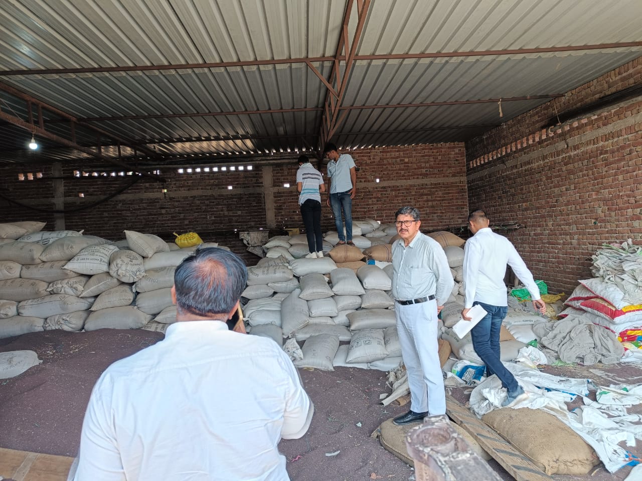 ਅਧਿਕਾਰੀ ਗੋਦਾਮ ਦਾ ਮੁਆਇਨਾ ਕਰ ਰਹੇ ਅਧਿਕਾਰੀ.