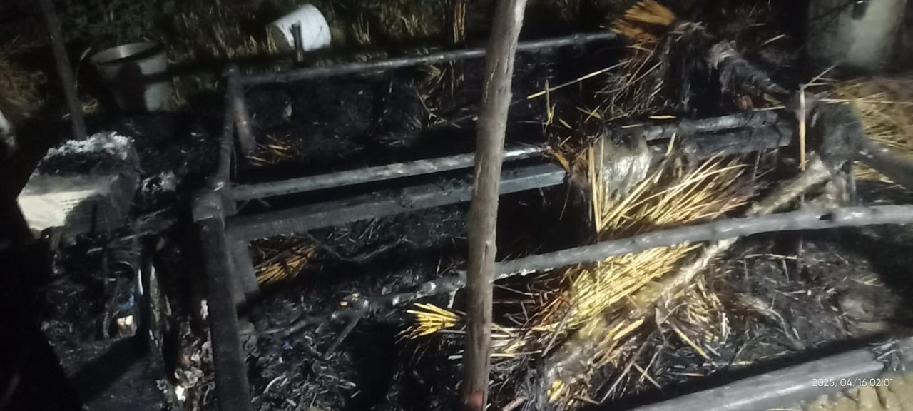 पति द्वारा झोपड़ी में लगाई गई आग से जला सामान।