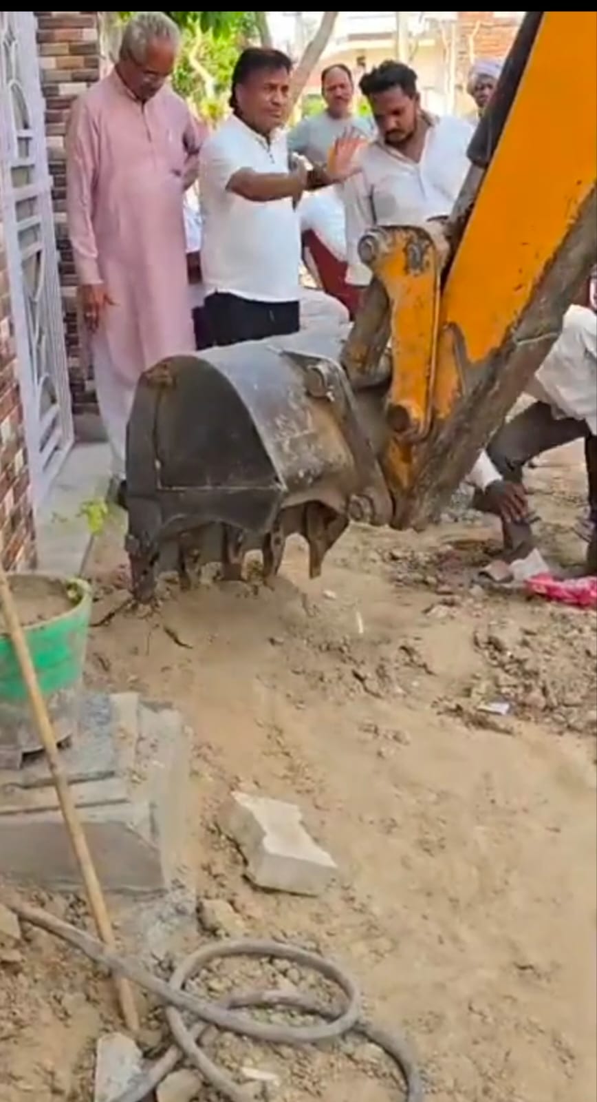 सिरसा के संत नगर में भाजपा नेता के घर के बाहर से जेसीबी से रैंप को तोड़ते हुए।