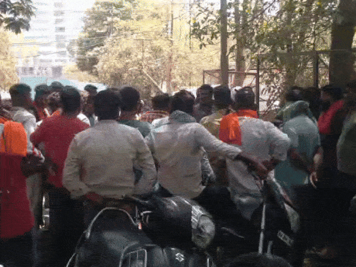 पीएम के दौरान पीएम हाउस के बाहर परिजनों ने हंगामा किया।