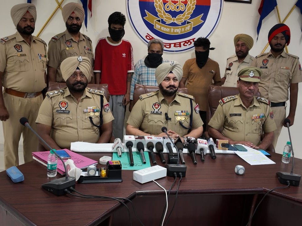 मामले की जानकारी देते हुए एसएचओ मनजीत सिंह और अन्य अधिकारी।