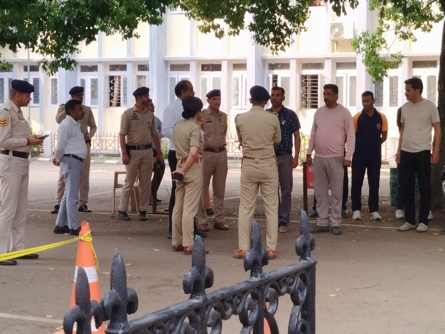 डीसी ऑफिस मंडी के बाहर तैनात पुलिस जवान