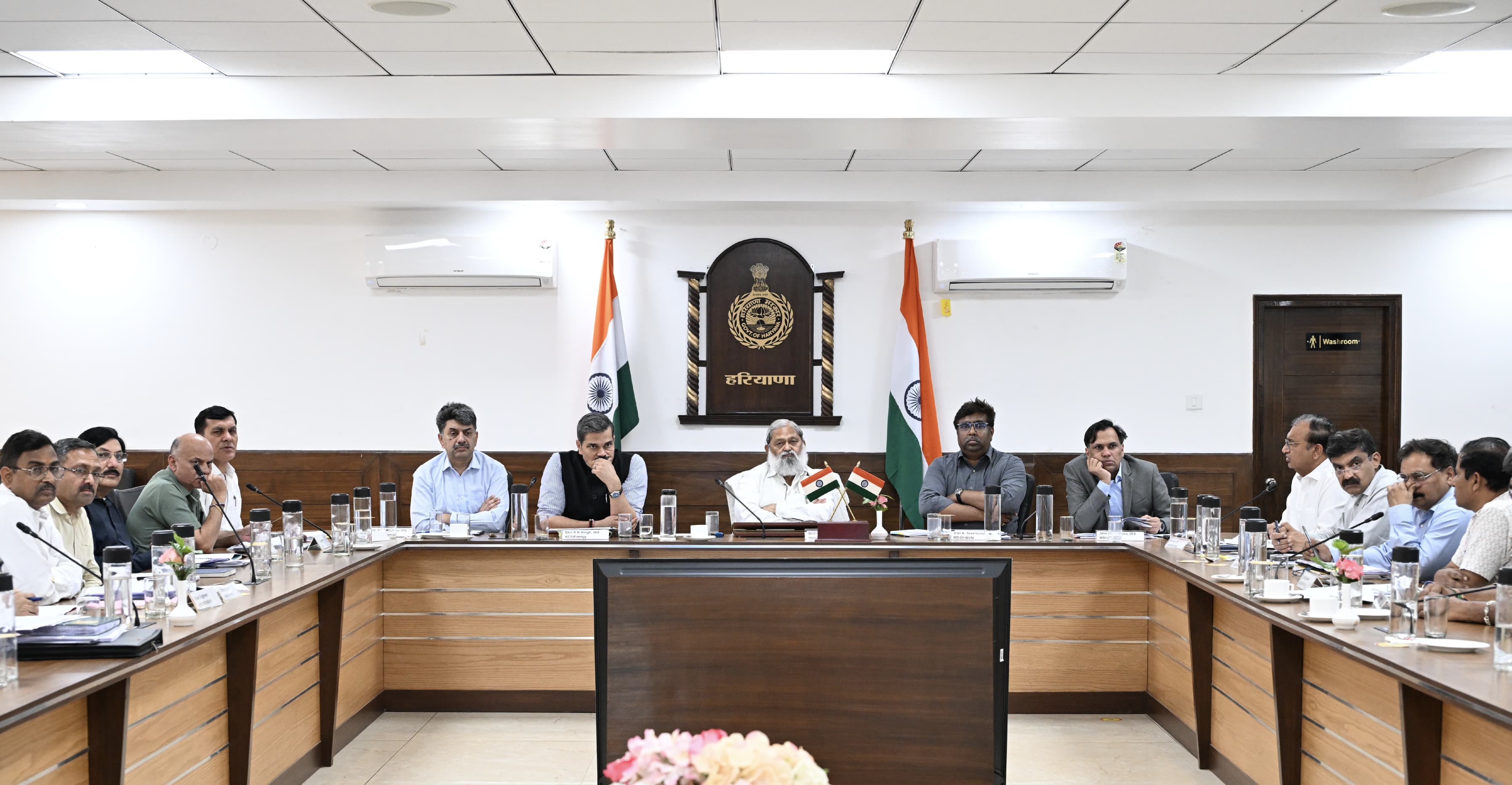 ਮੀਟਿੰਗ ਵਿੱਚ ਮੌਜੂਦ ਅਧਿਕਾਰੀ ਅਤੇ ਮੰਤਰੀ ਅਨਿਲ ਵਿਜ ਮੌਜੂਦ ਸਨ