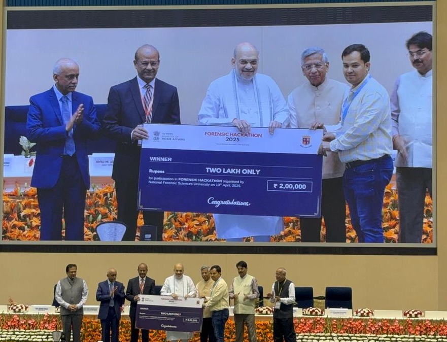 केंद्रीय गृह मंत्री माननीय अमित शाह से पुरस्कार प्राप्त करते अस्सिटेंट प्रोफेसर डॉ सुमित कुमार सिंह (दाएं)