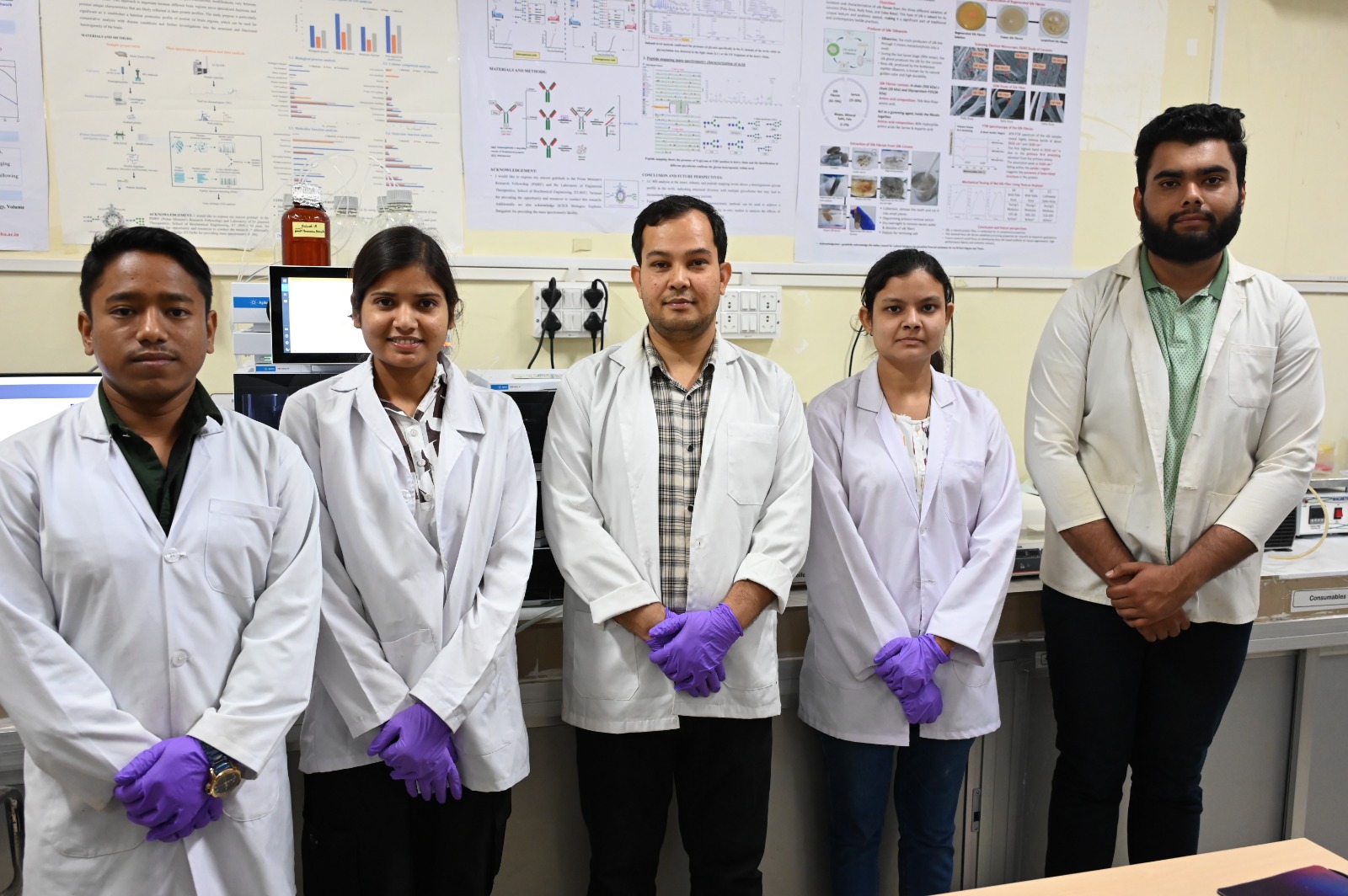 रिसर्च करने वाली टीम (बाएं से दायं) एमटेक छात्र उत्तम कुमार रॉय, पीएचडी स्कॉलर ज्योति वर्मा, अस्सिटेंट प्रोफेसर डॉ सुमित कुमार सिंह, पीएचडी स्कॉलर काजल, बीटेक चतुर्थ वर्ष छात्र प्रणव चोपड़ा