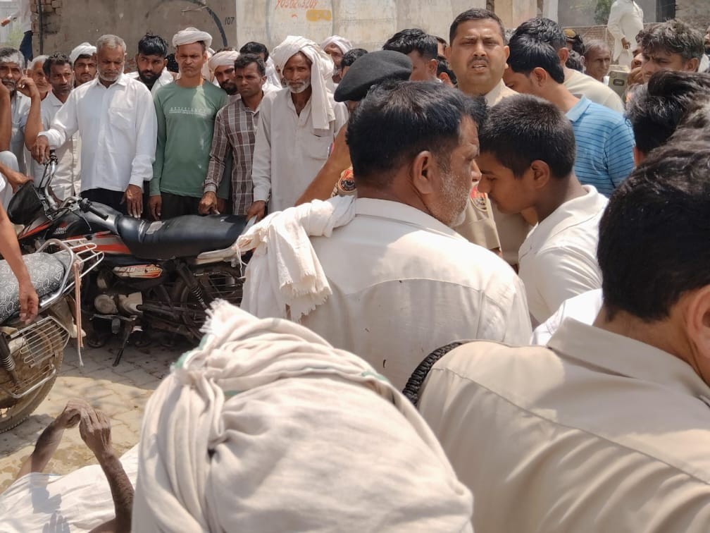 मौके पर ग्रामीणों की भीड़ व पुलिस।