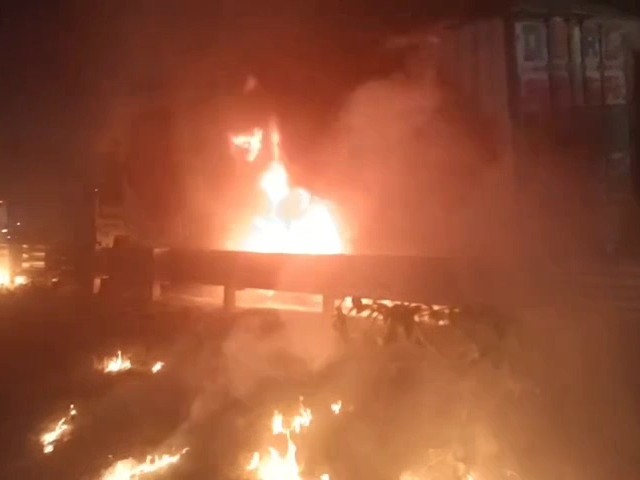 हाईवे पर तरावड़ी के पास ट्रक में लगी आग और आस-पास सूखी घास तक पहुंची लपटें।