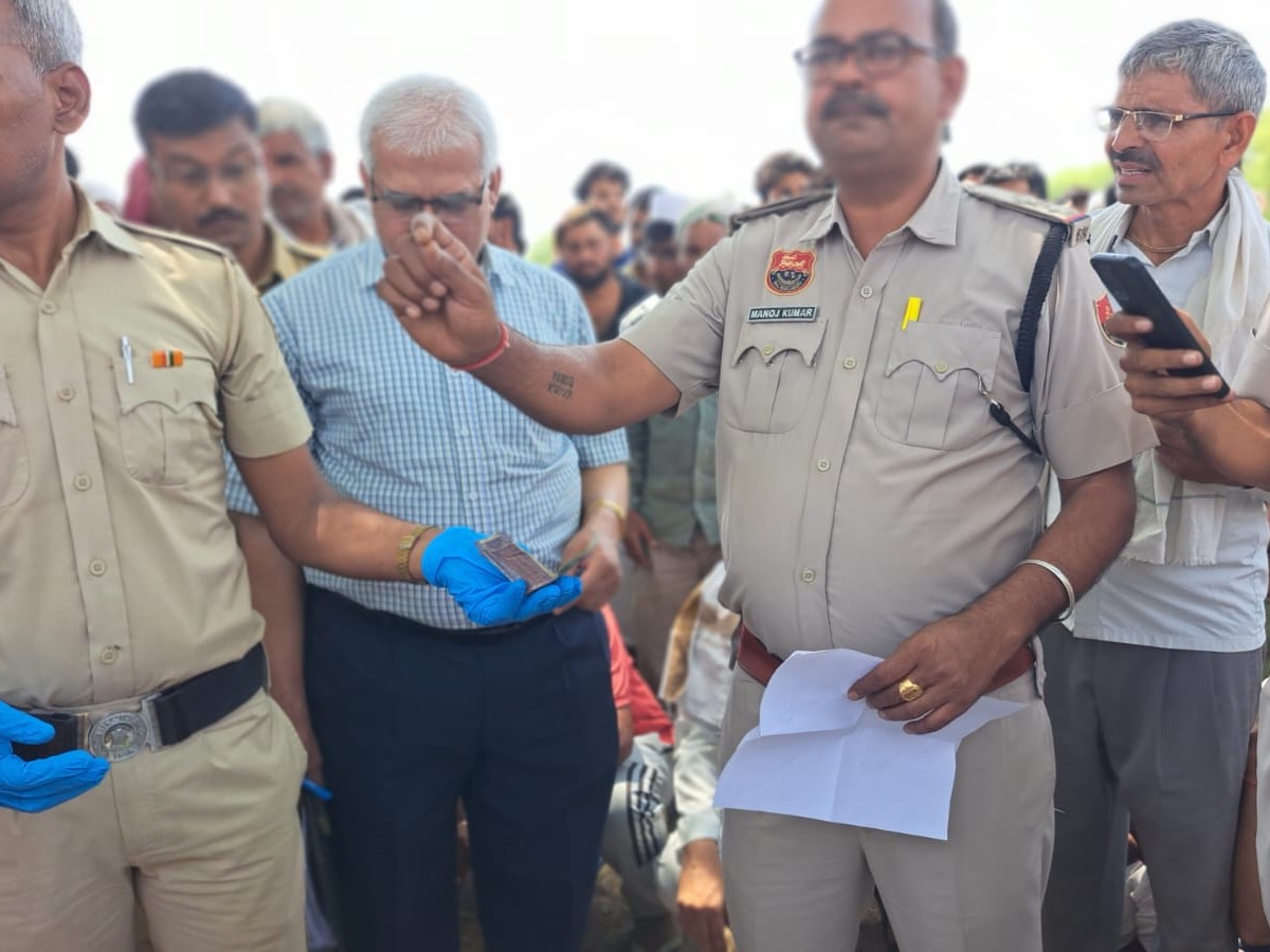 मौके पर पहुंचे डीएसपी परिजनों को समझाते हुए।