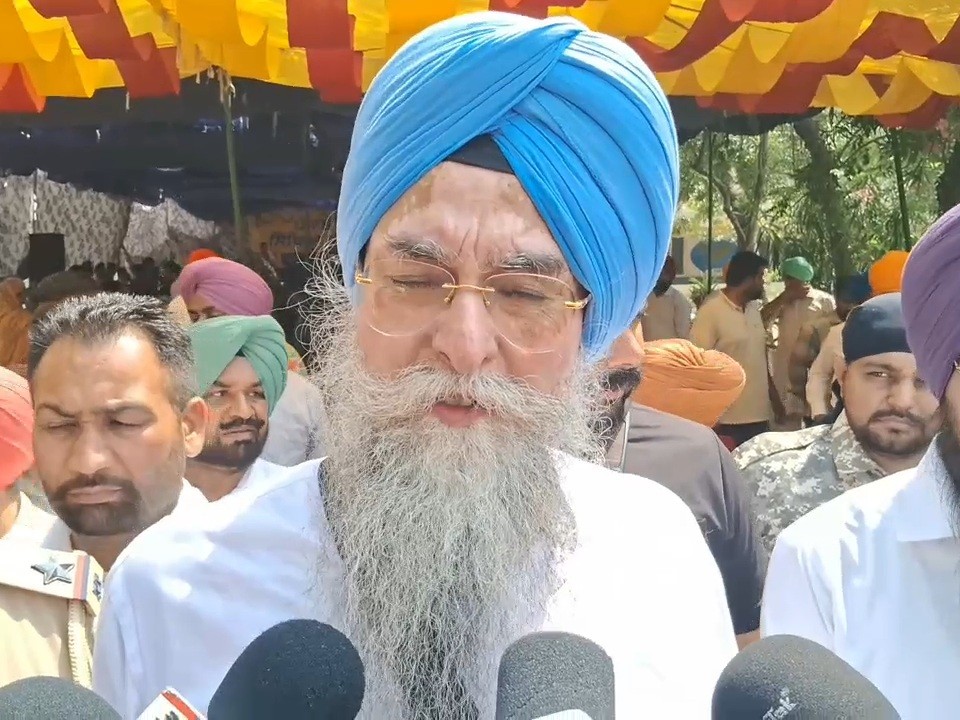 पत्रकारों से बातचीत करते विधानसभा स्पीकर कुलतार सिंह संधवां।