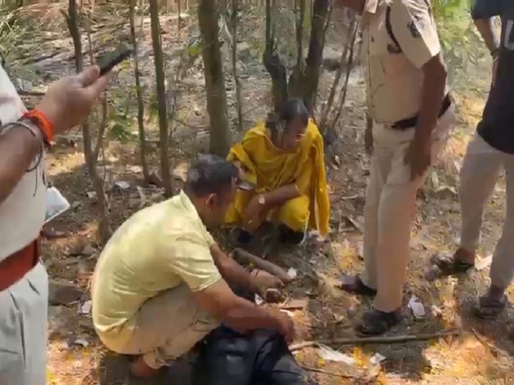 लाश की तलाशी लेती पुलिस और मौजूद अधिकारी