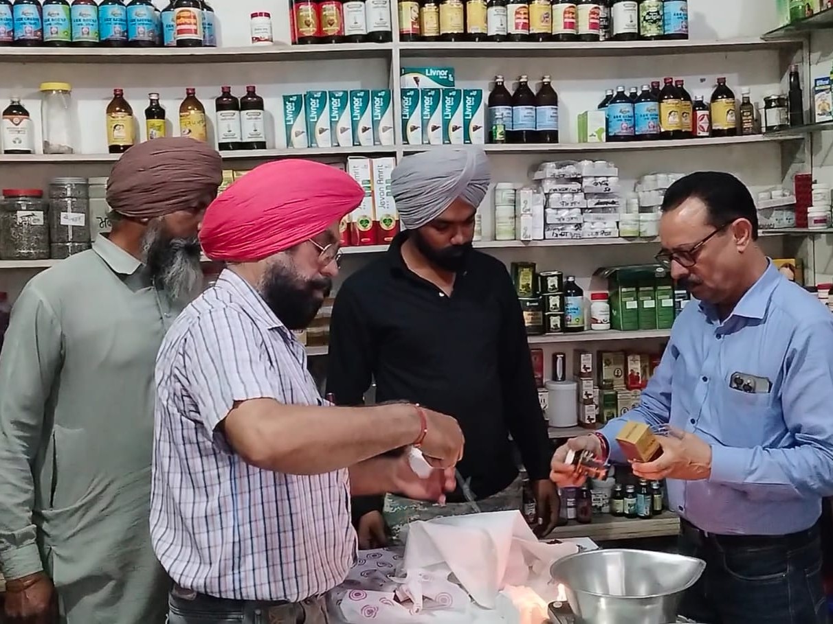 दवाखाने से दवाइयों के सैंपल लेते हुए अधिकारी।