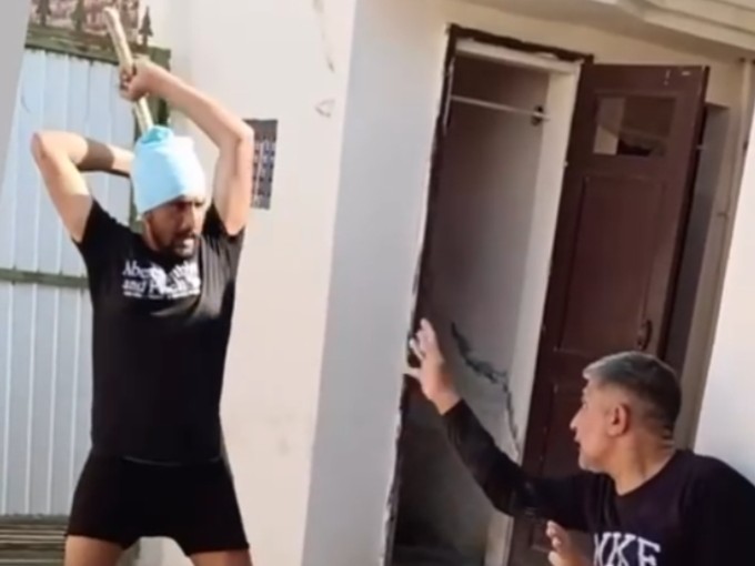 पीड़ित बूटा सिंह को पीटते हुए आरोपी।