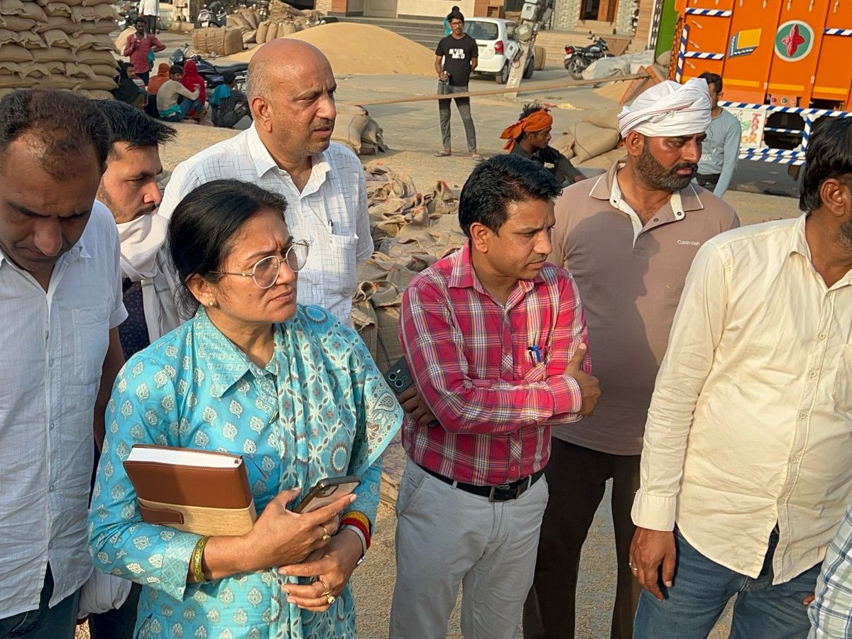 मंडी में किसानों से पूछताछ करती टीम।