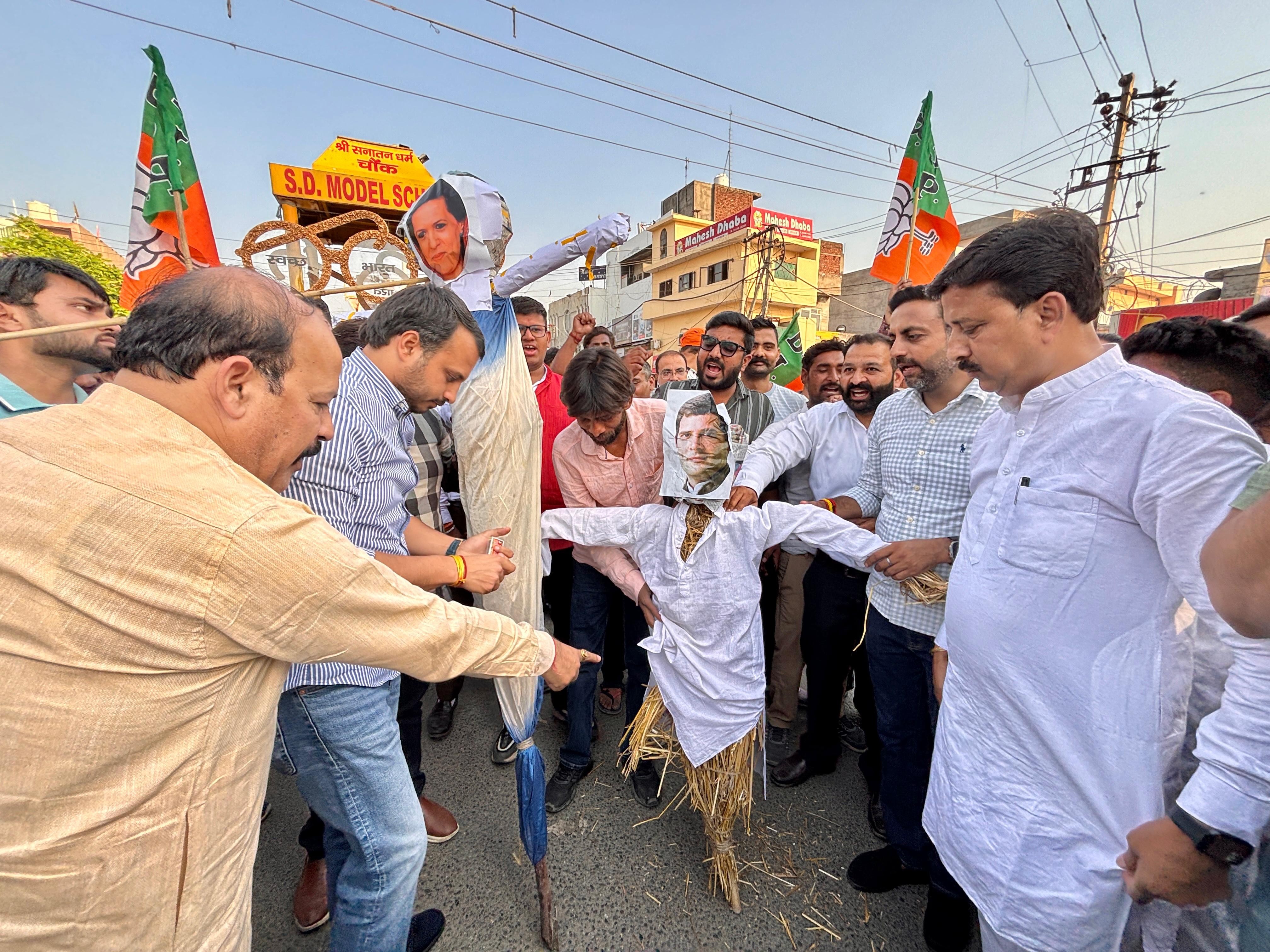 यमुनानगर में पुतला लेकर प्रदर्शन करते कार्यकर्ता।