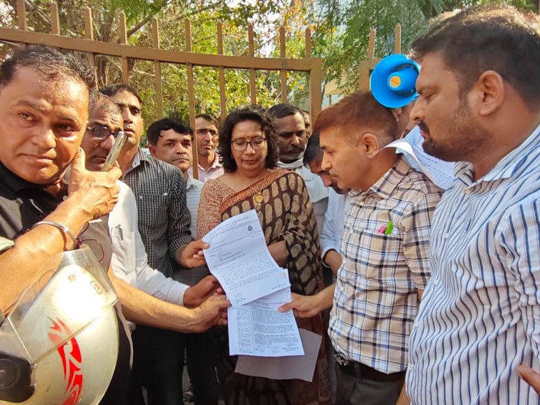 ਮਾਹਾਮ ਨੂੰ ਮੰਗ ਪੱਤਰ ਸੌਂਪਿਆ ਅਧਿਆਪਕ.