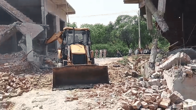 ਜੇ ਸੀਬੀ ਮਸ਼ੀਨ ਨੇ ਪਨਹਾਨਾ ਵਿੱਚ ਗੈਰਕਾਨੂੰਨੀ ਪ੍ਰਦਰਸ਼ਨ ਕਮਰਿਆਂ ਨੂੰ ਤੋੜਿਆ.