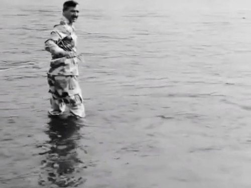ਨੌਜਵਾਨ ਸਚਿਨ ਦੇ ਸਰੀਰ ਨੂੰ ਨਦੀ ਤੋਂ ਲਿਆਉਣ ਲਈ ਰੱਸੀ ਨਾਲ ਨਦੀ ਦੇ ਕੋਲ ਗਿਆ.