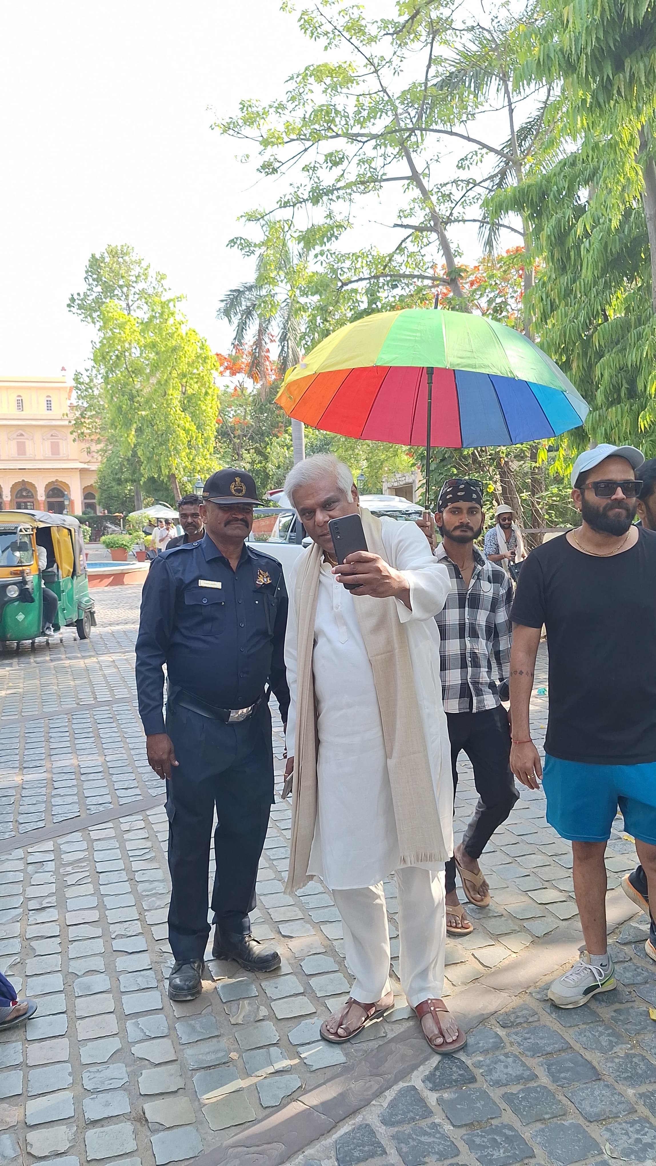 इस दौरान यहां मौजूद लोगों ने आशीष विद्यार्थी के साथ फोटो भी क्लिक करवाई।