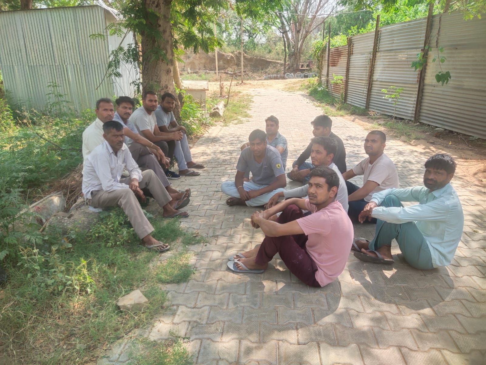 नागरिक अस्पताल में बैठे परिजन