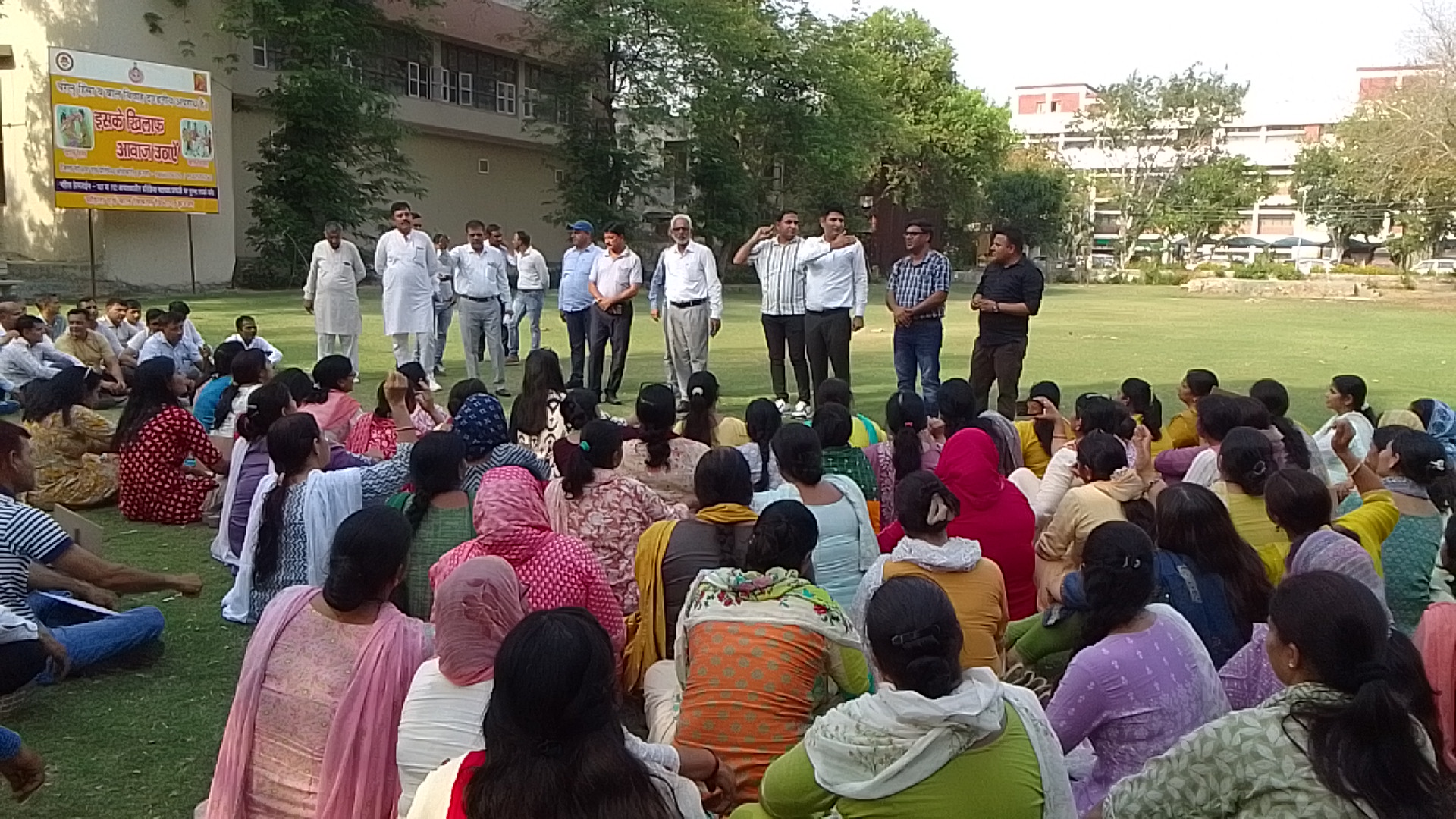 डायरी लिखने के विरोध में लघु सचिवालय में मौजूद टीचर्स।