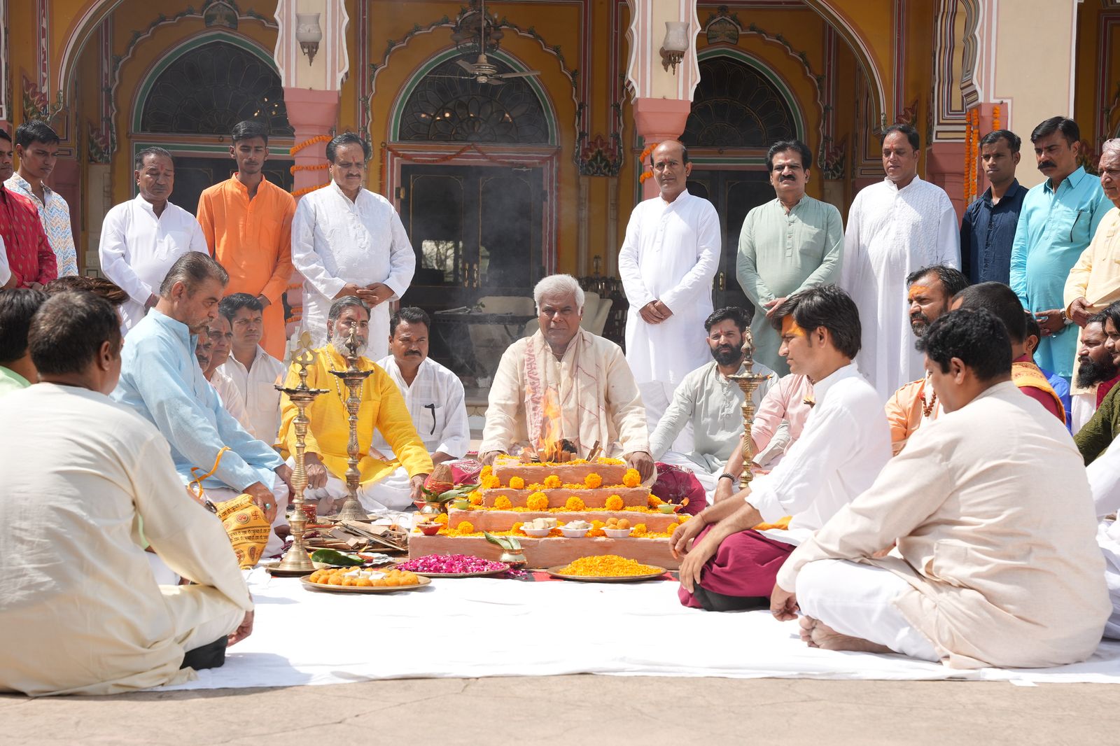 नारायण निवास की ऐतिहासिक बिल्डिंग के सामने एक हवन सीन फिल्माया गया, जिसमें आशीष विद्यार्थी पूरे विधि-विधान के साथ पंडितों की मौजूदगी में हवन करते दिखे।